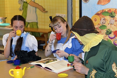 tea party Dorothy, Alice, Scarecrow